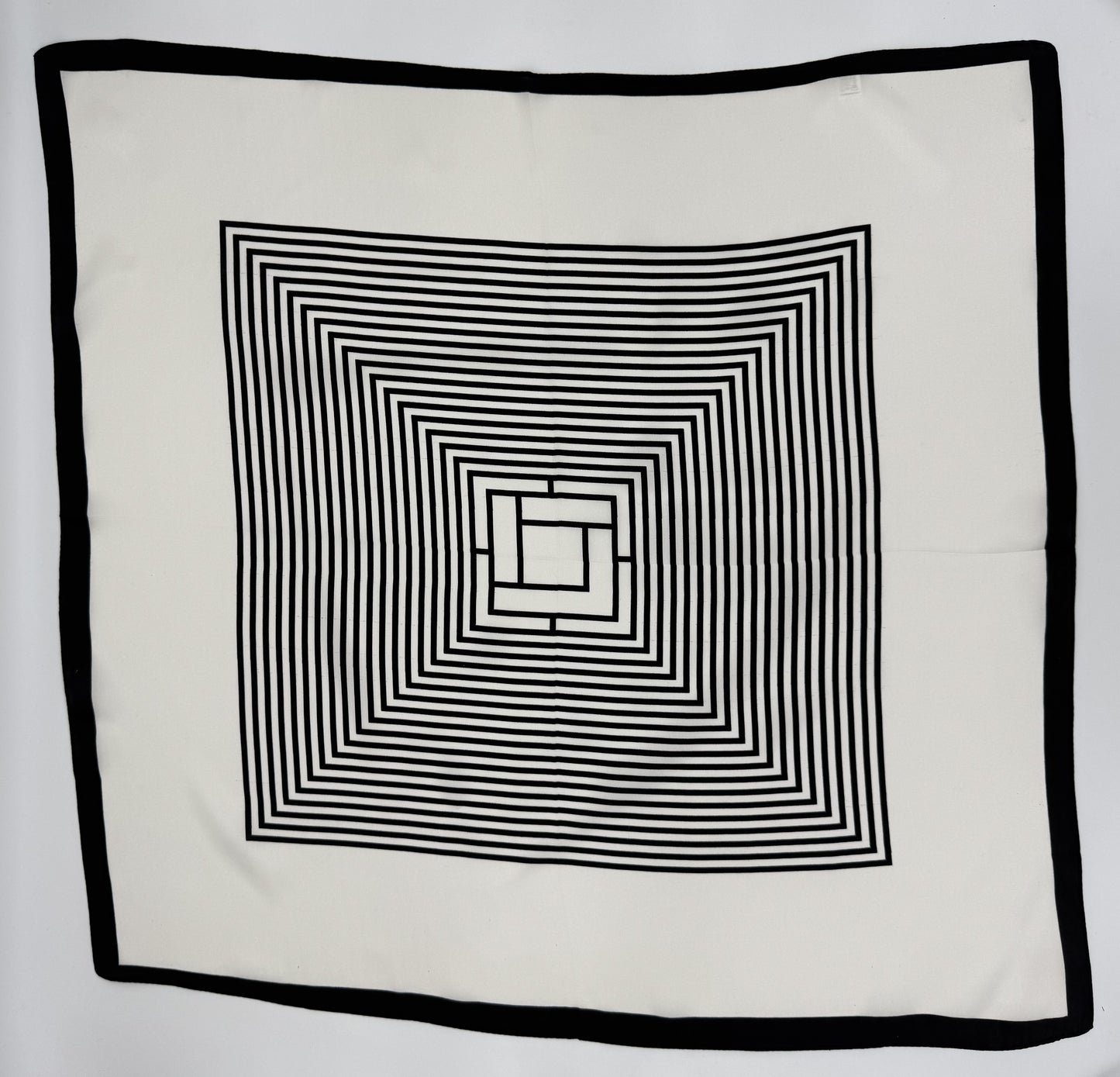 Beiges Seidentuch mit schwarzen Streifen – 100 % Seide, 90 x 90 cm | Elegantes quadratisches Halstuch