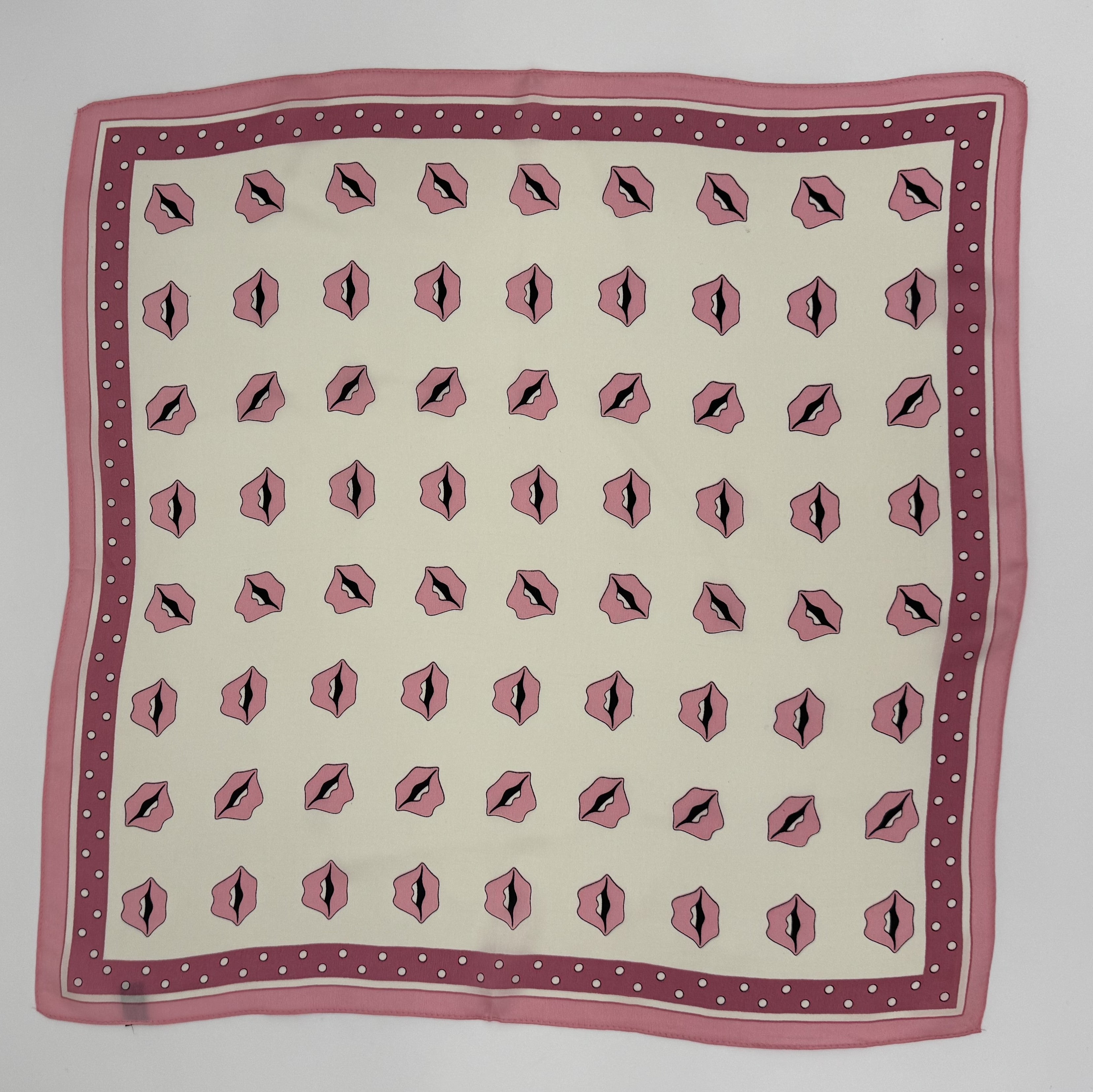 Seidentuch „Nikituch“ – Beige mit pinkem Kussmund | 100 % Seide | 53x53 cm