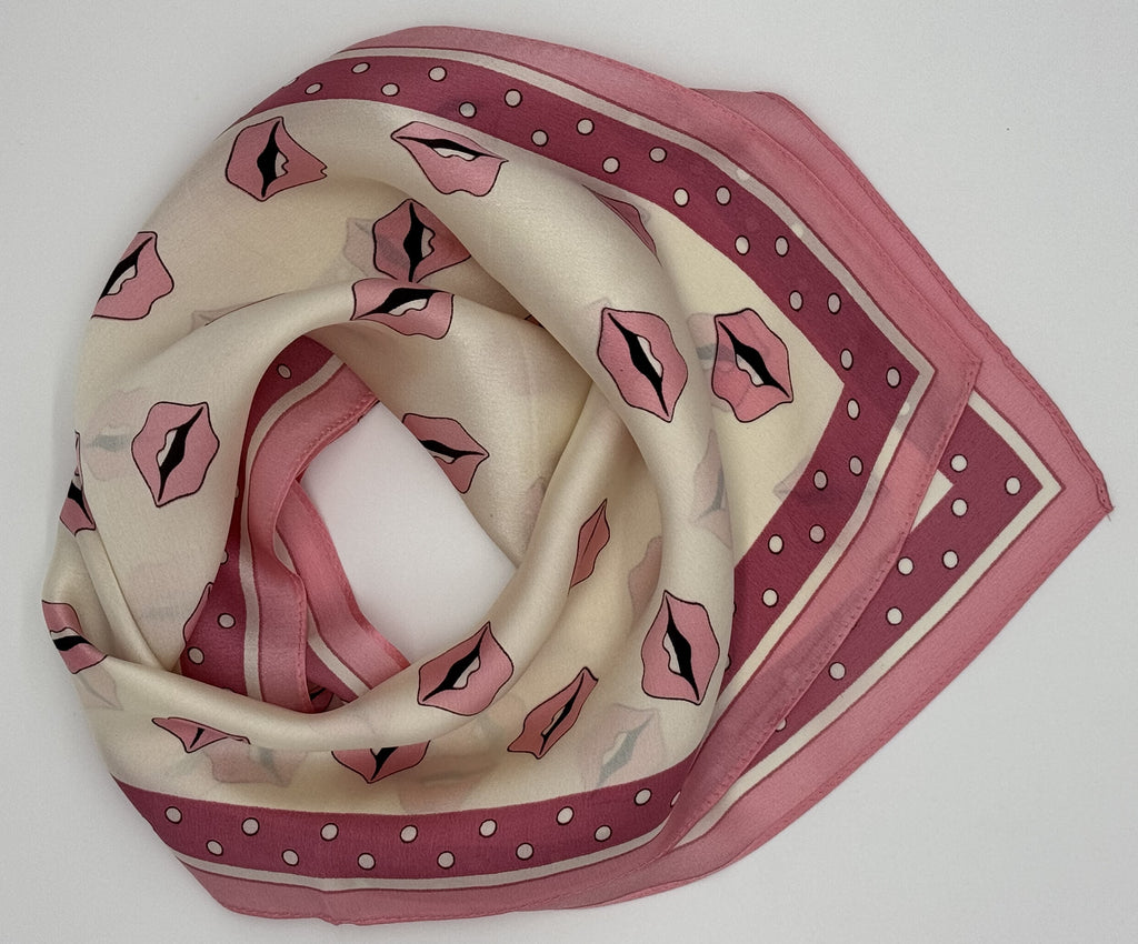 Seidentuch „Nikituch“ – Beige mit pinkem Kussmund | 100 % Seide | 53x53 cm