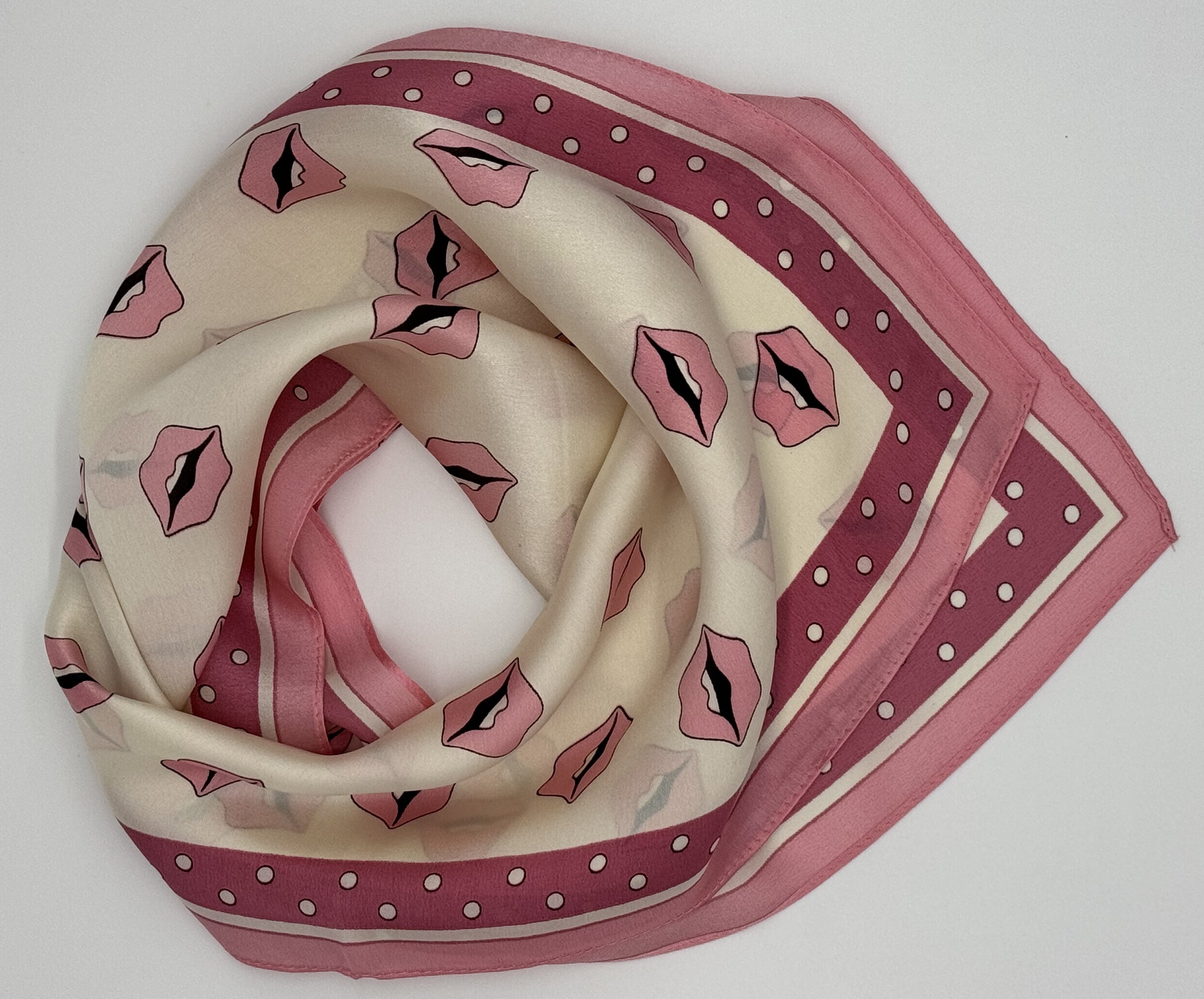 Seidentuch „Nikituch“ – Beige mit pinkem Kussmund | 100 % Seide | 53x53 cm