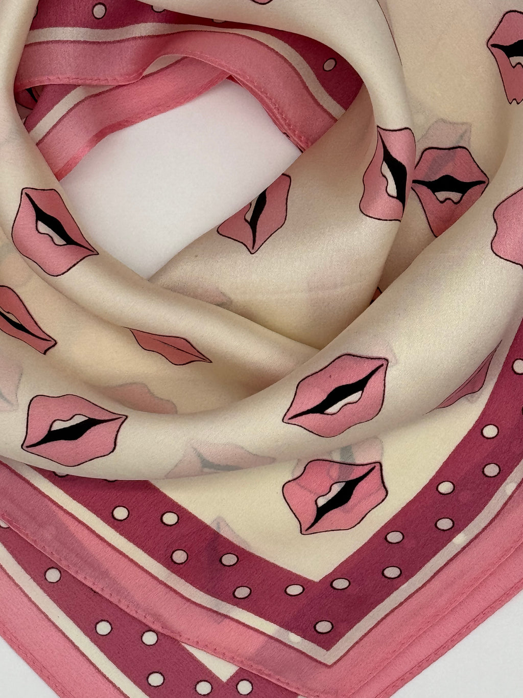 Seidentuch „Nikituch“ – Beige mit pinkem Kussmund | 100 % Seide | 53x53 cm
