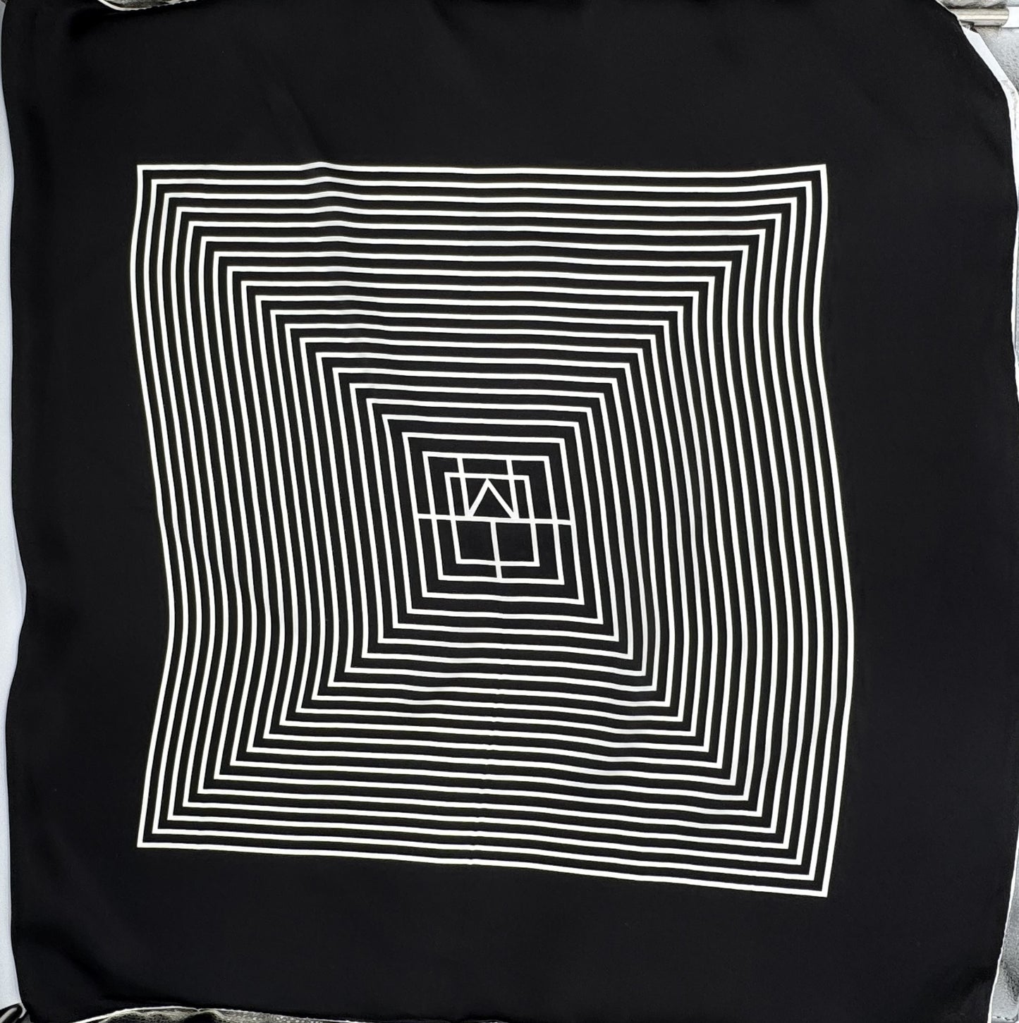 Schwarzes Seidentuch mit Off-White-Streifen – 100 % Seide, 90 x 90 cm | Elegantes quadratisches Halstuch