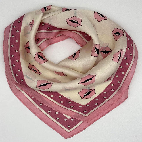 Seidentuch „Nikituch“ – Beige mit pinkem Kussmund | 100 % Seide | 53x53 cm